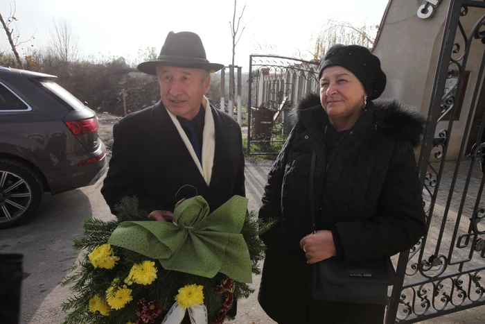 Domnica și Videl, prieteni din tinerețe ai Mariei Cârneci, au participat la înmormântarea soțului solistei