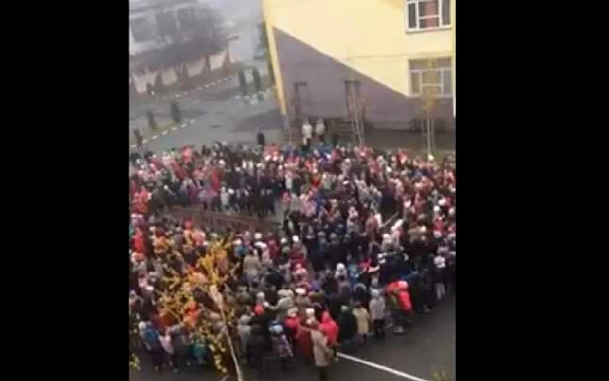 Filmul cu copiii cântând a devenit viral