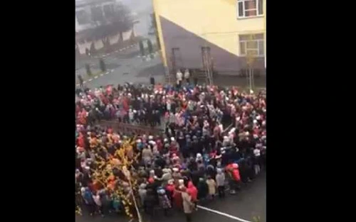Filmul cu copiii cântând a devenit viral