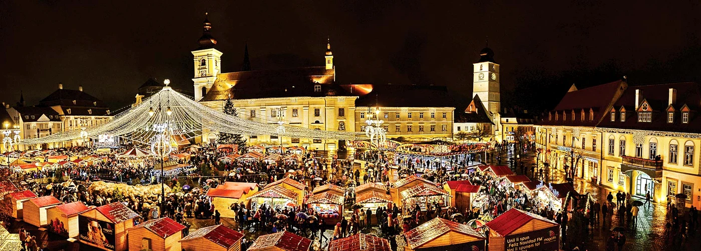 Sibiu. Piaţa Mare găzduieşte, încă din 21 noiembrie, târgul de Crăciun al oraşului. Atmosfera e de basm