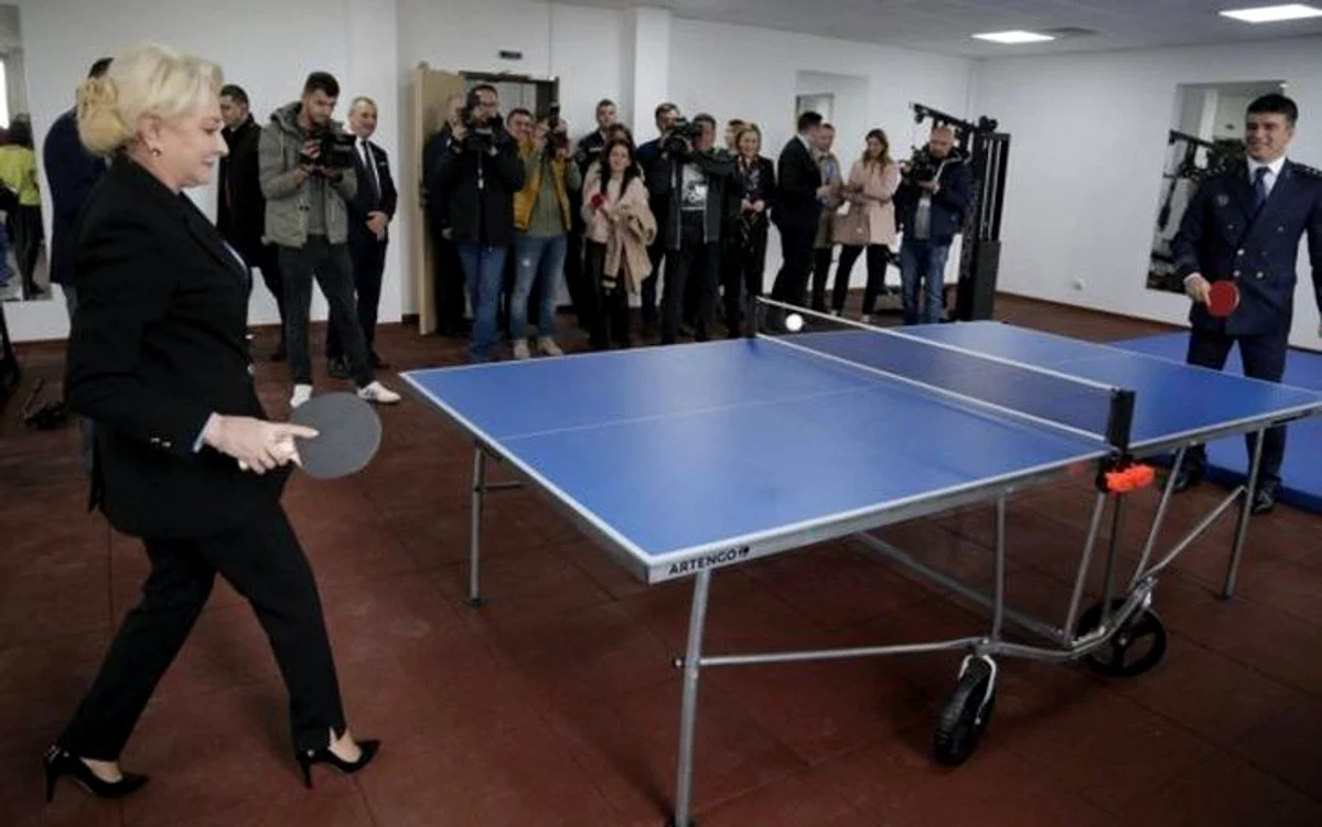 
    Viorica Dăncilă, în timp ce joacă ping pong  