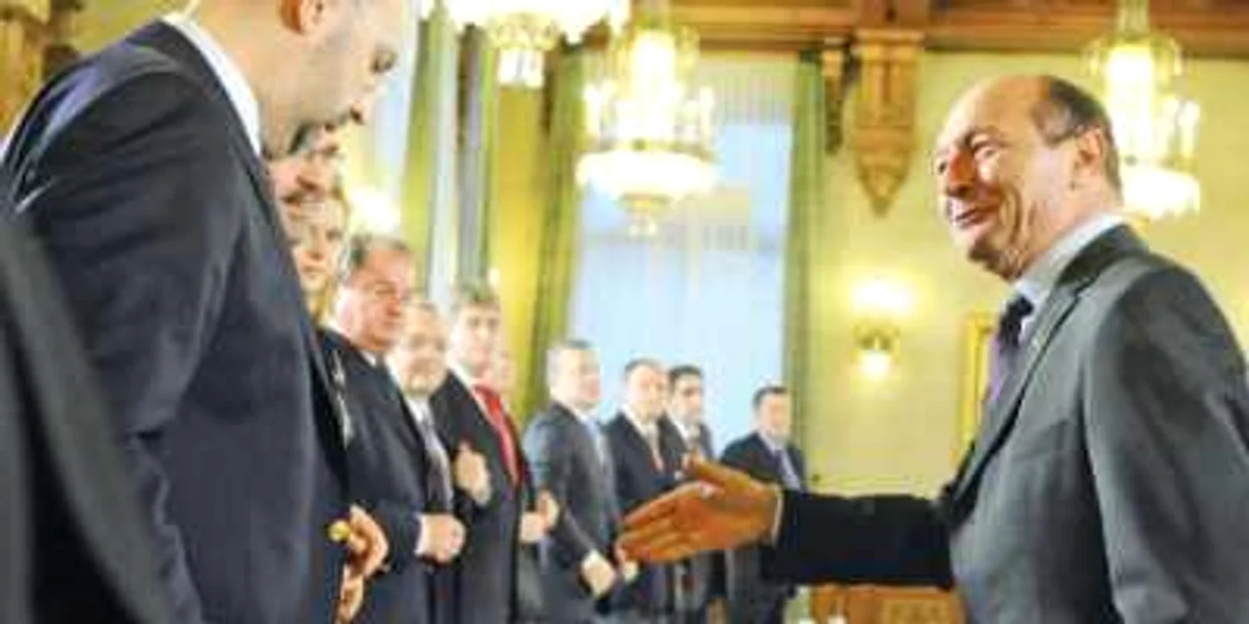 Băsescu a cerut Coaliţiei adoptarea legilor convenite cu FMI