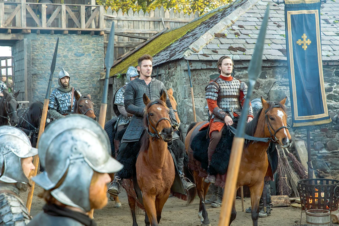 Îşi face apariţiaîn distribuţie şi actorul Jonathan Rhys Meyers (în stânga) cunoscut din altă serie celebră, „Tudorii”