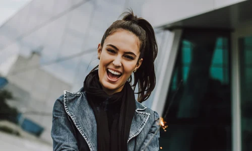 femeie plina de vitalitate zambeste dantura perfecta UOavP Z38lE jpg