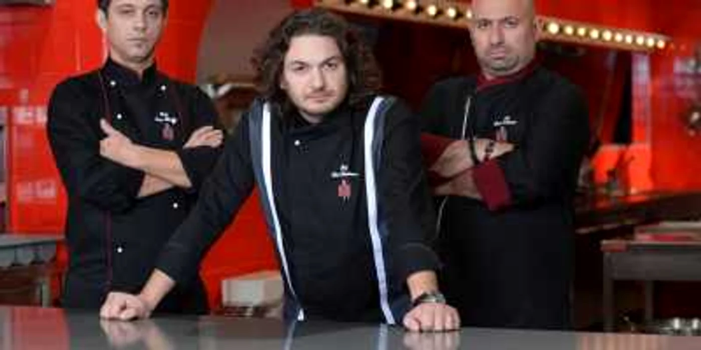 Chefii Sorin Bontea (stânga), Florin Dumitrescu şi Cătălin Scărlătescu aleg primul finalist de la „Hell’s Kitchen - Iadul bucătarilor“ FOTO Antena 1