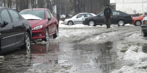 Şi pe strada Anotimpului apa s-a făcut stăpână 