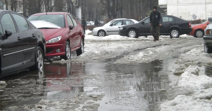 Şi pe strada Anotimpului apa s-a făcut stăpână 