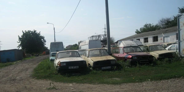 Maşinile sunt duse în incinta unde funcţionează padocul Ecosal din Bariera Traian, Foto: Corina Misăilă