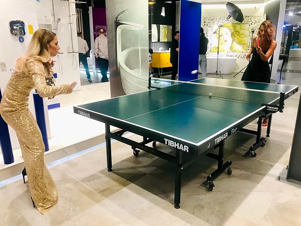 Eliza Samara și Szocs au schimbat câteva mingii îmbrăcate în rochii mulate și tocuri extrem de înalte