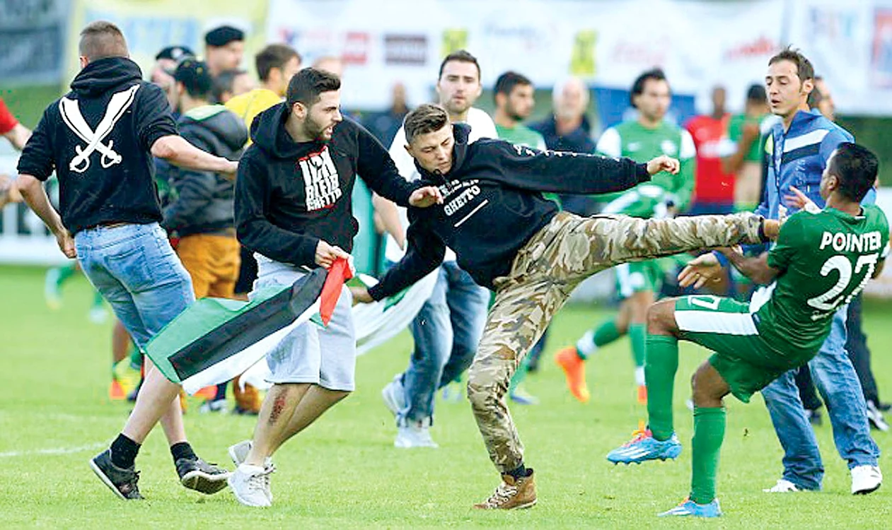
    Jucătorii de la Haifa au ripostat, încercând să se apere  