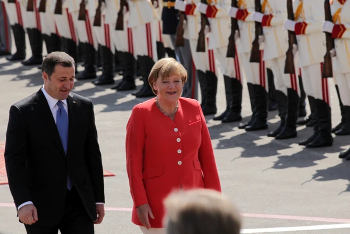 Angela Merkel a fost primită cu onoruri militare pe aeroportul din Chișinău. Foto: Tudor Iovu