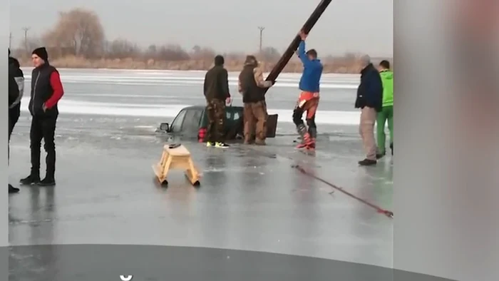 
    A testat gheața și a căzut cu mașina în lac FOTO:captura Observator.tv  