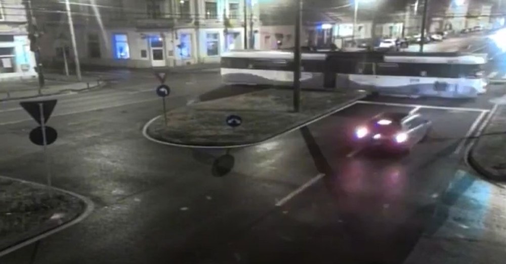Momentul în care o mașină intră în plin într-un tramvai. Șoferul de 18 ani era băut, fără permis și posibil drogat VIDEO