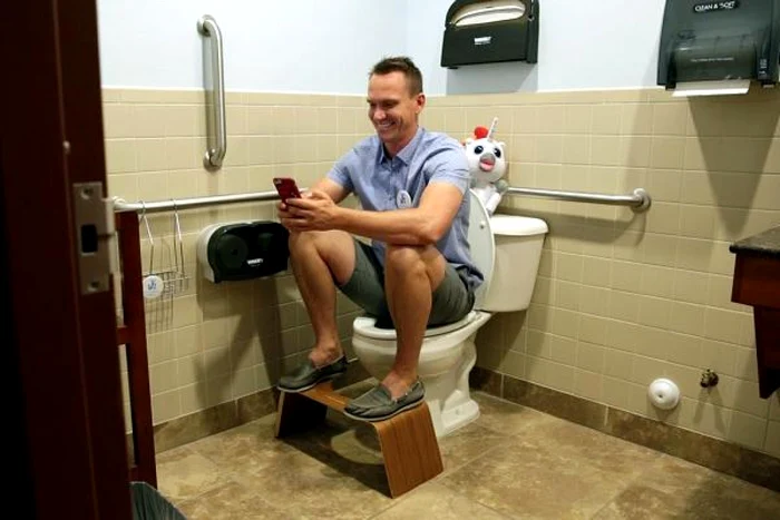 Bobby Edwards, cel care a avut ideea producerii Squatty Potty, demonstrează cum funcţionează invenţia   FOTO: CNBC