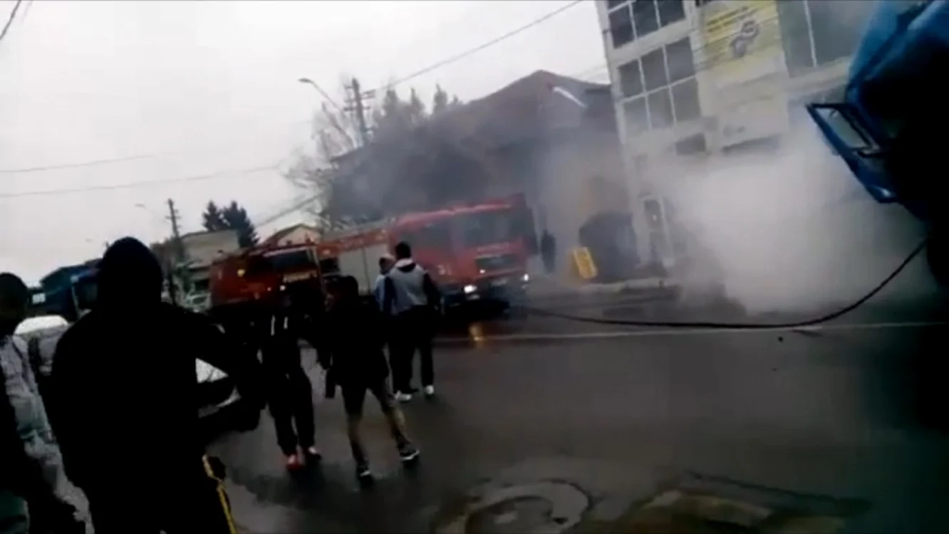 Se pare că incendiul s-a produs de la un scurtcircuit şi au ars mai multe materiale combustibile din blocul motor
