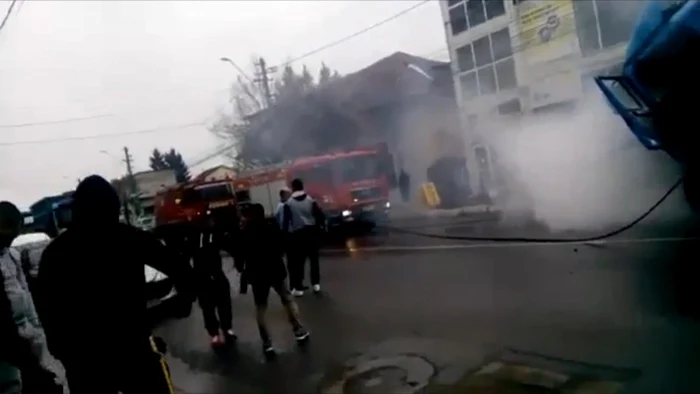 Se pare că incendiul s-a produs de la un scurtcircuit şi au ars mai multe materiale combustibile din blocul motor