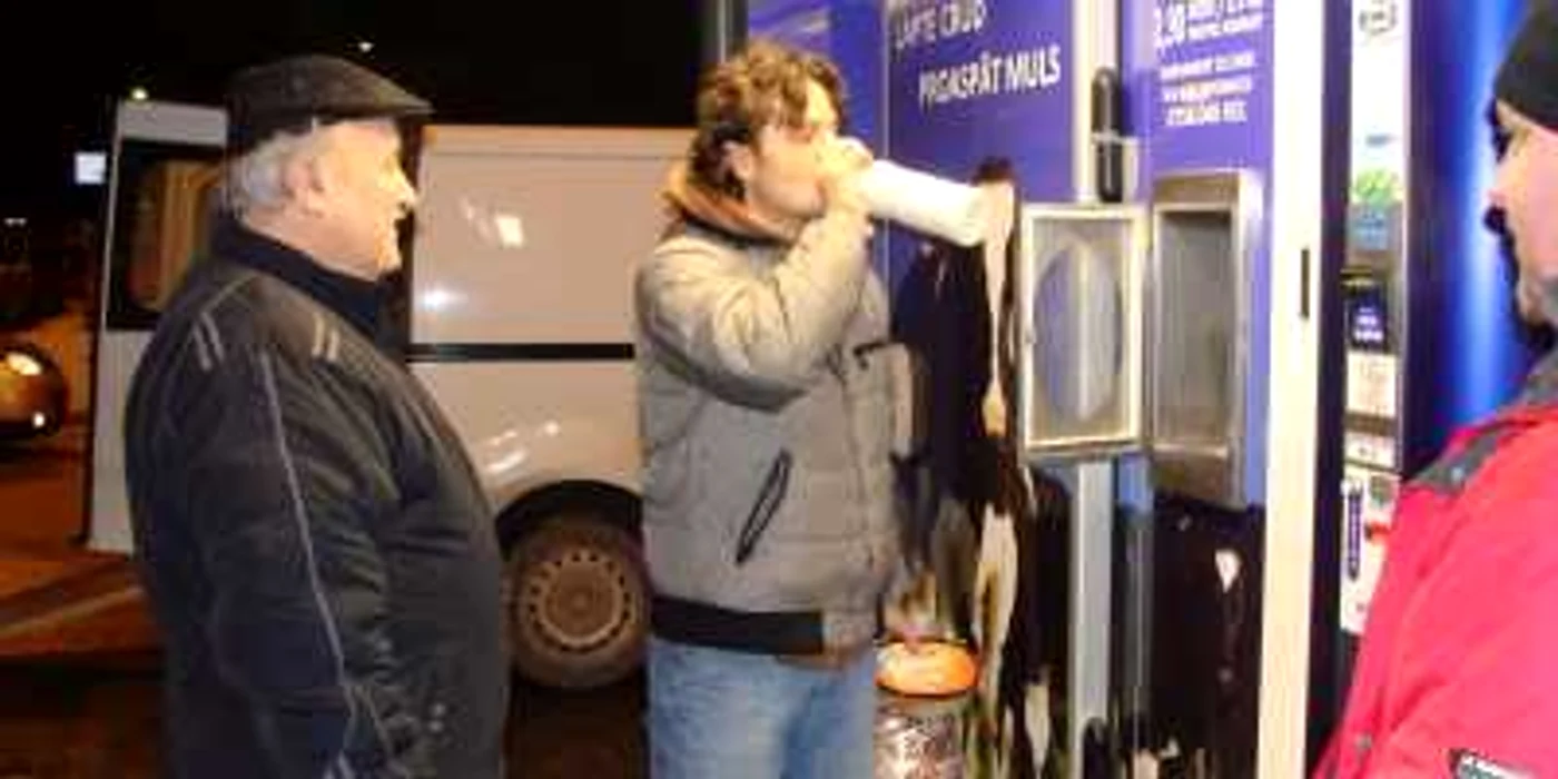 Primul imbold al orădenilor care cumpără laptele de la automat este acela de a-l gusta