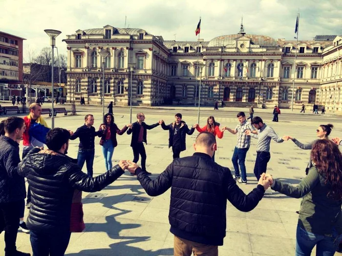 Hora Unirii în Piaţa Tricolorului din Bacău FOTO Mircea Merticariu