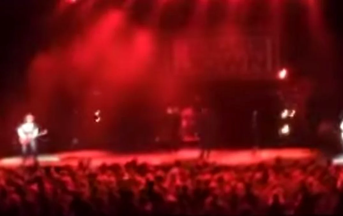 
    Solistul a oprit concertul pentru a-l da afară pe un bărbatfoto: captură video  