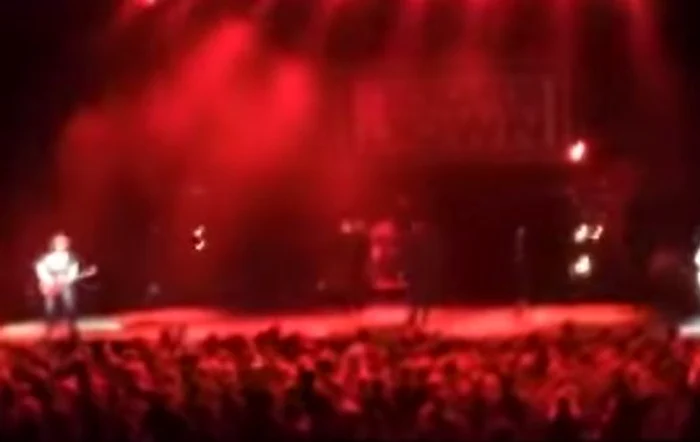 Solistul a oprit concertul pentru a-l da afară pe un bărbatfoto: captură video