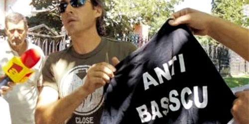 Tânărul purta un tricou „Anti Băsescu“ 