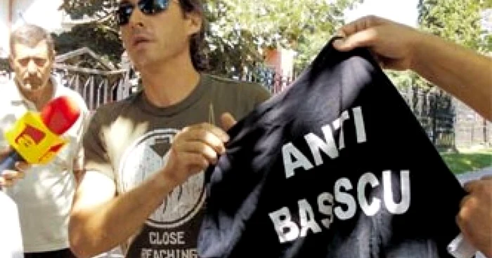 Tânărul purta un tricou „Anti Băsescu“ 