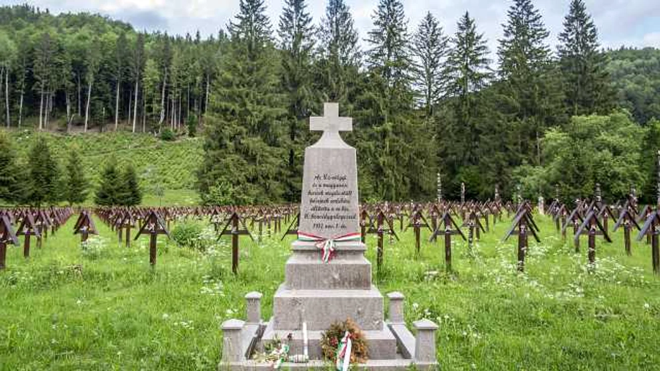 Cimitirul Internaţional al Eroilor din Valea Uzului FOTO Mugur Vărzariu