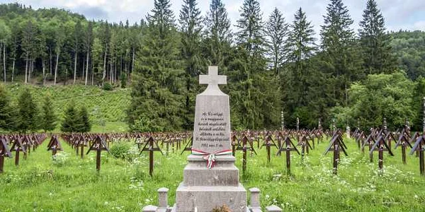 Cimitirul Internaţional al Eroilor din Valea Uzului FOTO Mugur Vărzariu