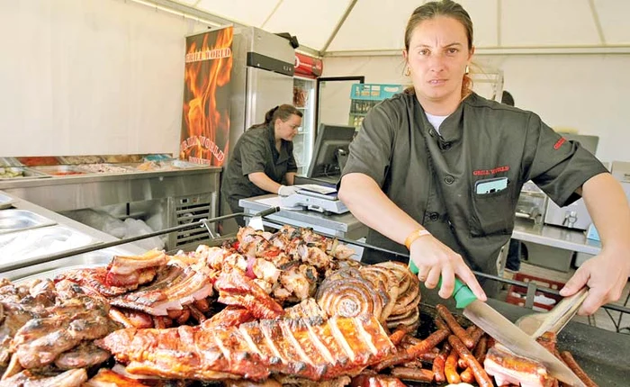 
    Ștefania Ciocoiu este șefa  grătarului care produce  la foc continuu mici,  cârnați, frigărui și garfuriFoto: Dorin Constanda  