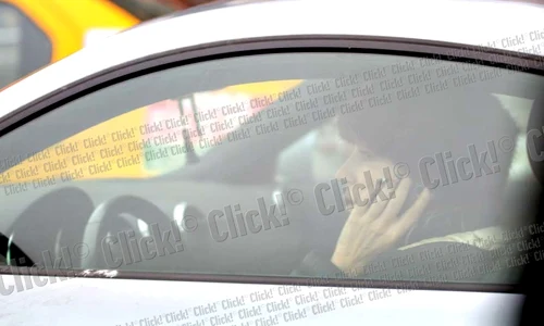 Solista s a dus la coafor,  dar nu s a mai uitat cu ce se  îmbracă  A pus pe ea ce a  apucat: colanţi pestriţi,  cizmuliţe albe, dar nu s a  asortat şi cu căciuliţa   A ales una din blăniţă mov (Fotografii: Click!) jpeg