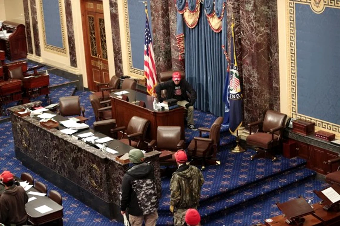 Suporterii lui Trump au vandalizat sala de ședințeSursa foto: Getty Image
