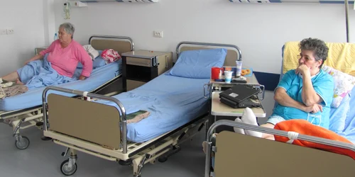 Pacienţii aşteaptă să fie operaţi