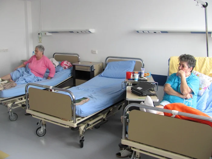 Pacienţii aşteaptă să fie operaţi la clinica de Cardiologie