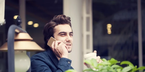 Barbat vorbeste la telefon -cafenea FOTO 123RF