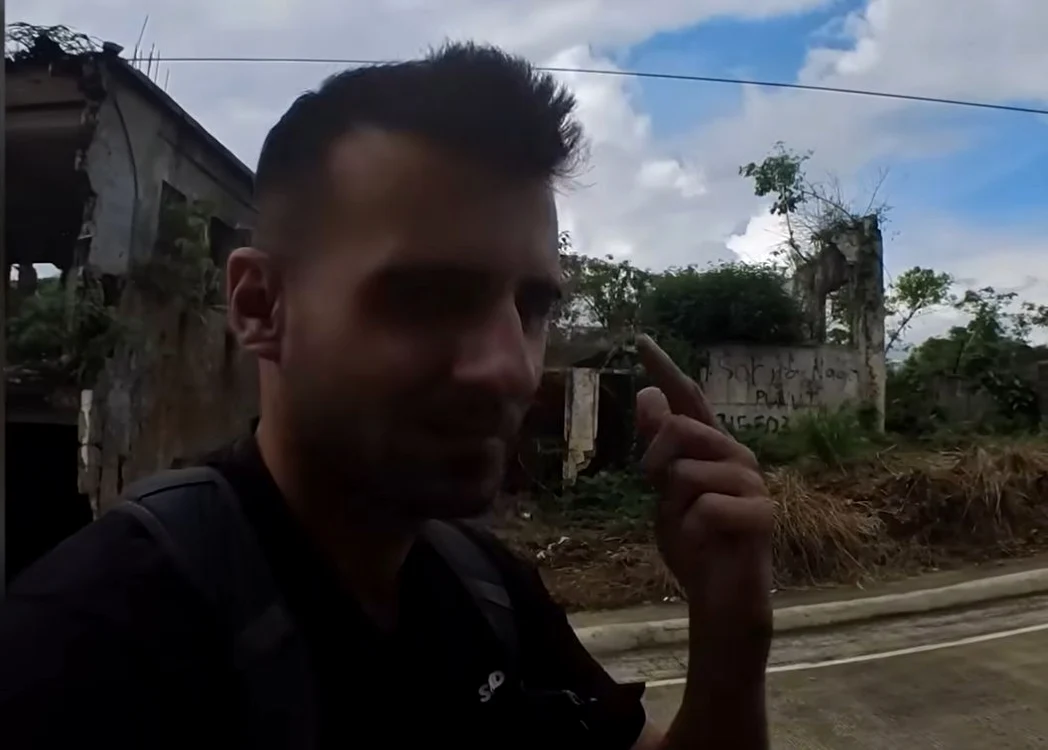 Cătălin Stănciulescu printre ruine. FOTO Captură video