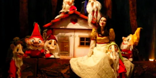 Teatru de păpuşi Albă ca Zăpada şi cei 7 pitici Sursa Facebook Teatrul Căluţul de Mare Constanţa