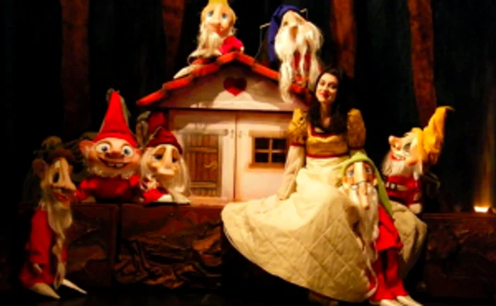 Teatru de păpuşi, difuzat online Sursa Facebook Teatrul Căluţul de Mare Constanţa