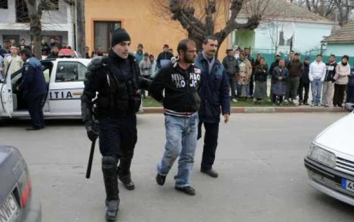 Suspect reţinut de mascaţi