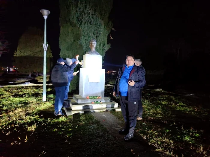 Bustul lui Mhai Eminescu a fost vandalizat FOTO Agepres