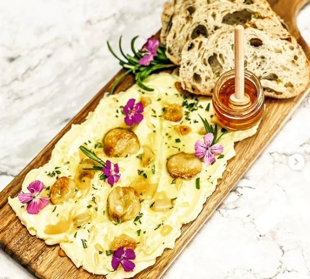 Platoul cu unt, cel mai nou trend culinar FOTO Instagram/Oliveandpinecharcuterieco