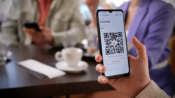 Cineva plătește după ce a scanat codul QR al produsului