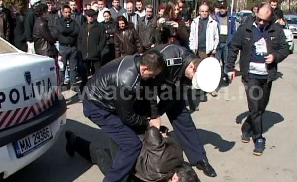 Şoferul a devenit violent, iar poliţiştii l-au dus cu forţa la spital pentru recoltarea probelor biologice.