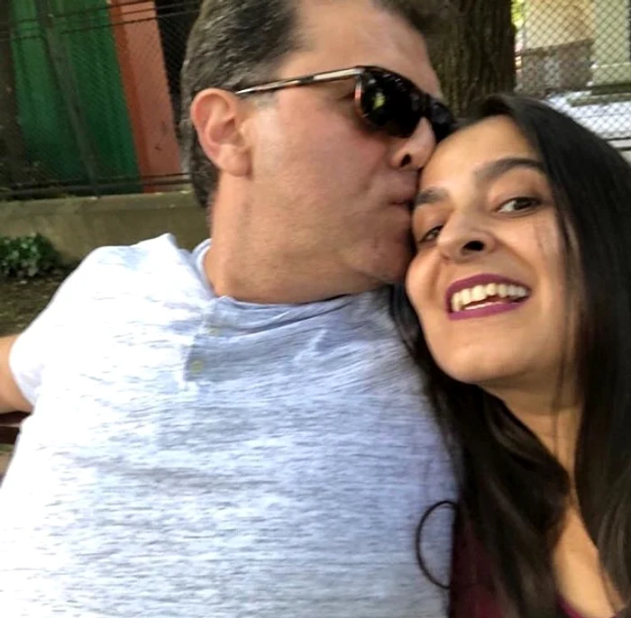 
    Nouria este toată numai un zâmbet, în braţele lui Ionuţ. S-au cunoscut la începutul anului şi deja au planuri de viitor foto: arhiva personală  