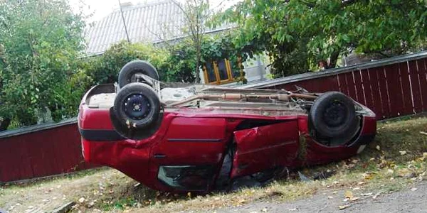 Poliţistul şi-a făcut praf Loganul şi riscă să fie suspendat din funcţie