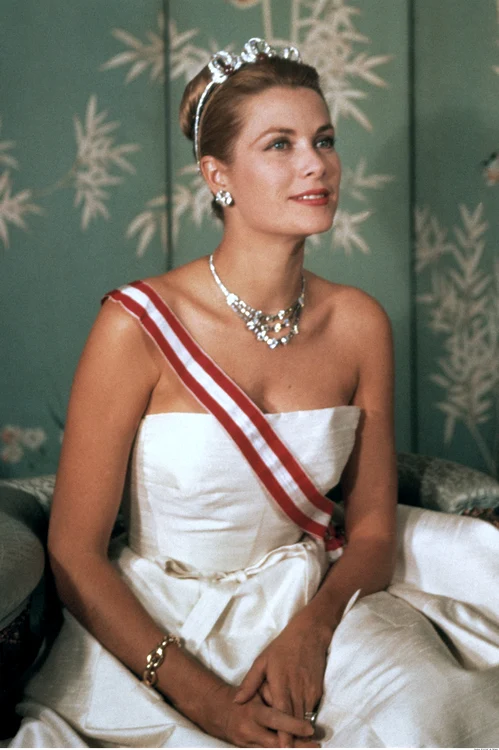 
    Actriţa americană Grace Kelly a devenit Prinţesă de Monaco prin căsătoria cu Prinţul Rainier al III-lea  