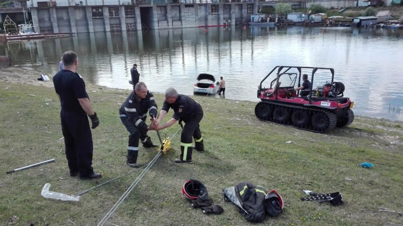 Pompierii au lucrat aproape o oră pentru a scoate maşina din canal Foto: ISU Brăila