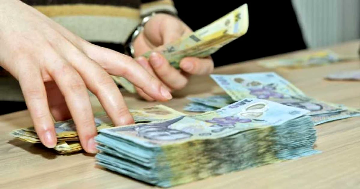 Peste două miliarde de euro au părăsit România în luna mai, a cincea lună a anului marcând un adevărat şoc al retragerilor de capital străin de pe piaţa locală care s-a reflectat imediat în deprecierea leului cu 1,5% faţă de euro.