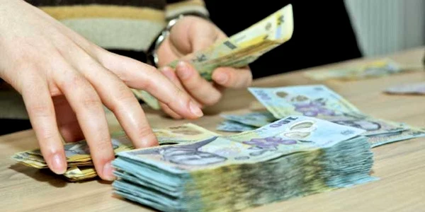 Peste două miliarde de euro au părăsit România în luna mai, a cincea lună a anului marcând un adevărat şoc al retragerilor de capital străin de pe piaţa locală care s-a reflectat imediat în deprecierea leului cu 1,5% faţă de euro.