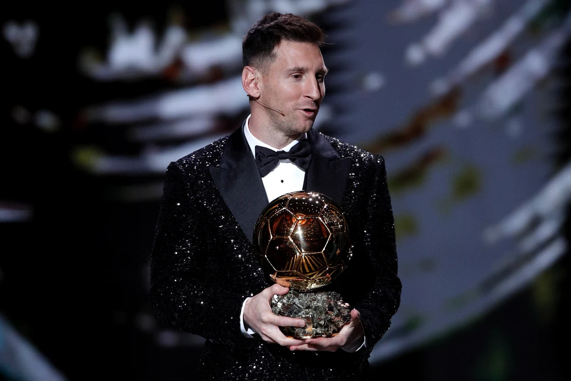 
    Lionel Messi a primit din nou ”Balonul de Aur”Foto: EPA-EFE  