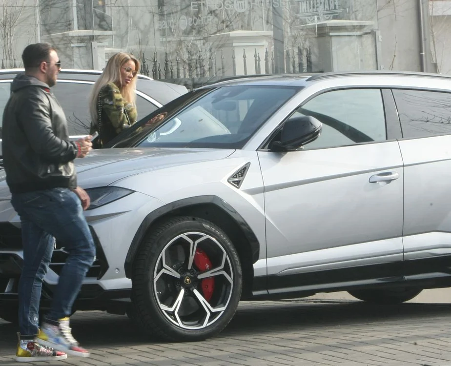 Bianca Drăguşanu şi Alex Bodi au plecat cu noul bolid al afaceristului